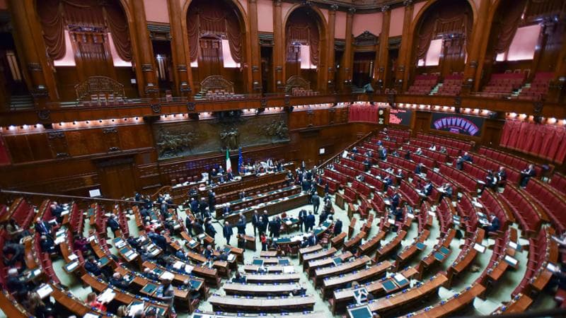 Caffè, sfottò, odg e selfie. Manovra, la notte in aula dei deputati da “studenti in occupazione” 1