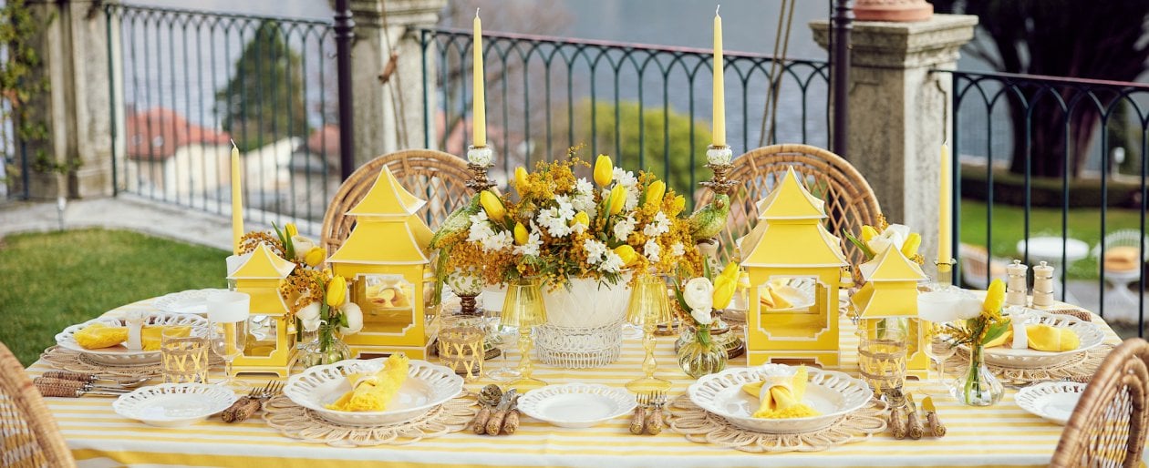 Cortesie per gli ospiti tra candele e cespugli in fiore 1