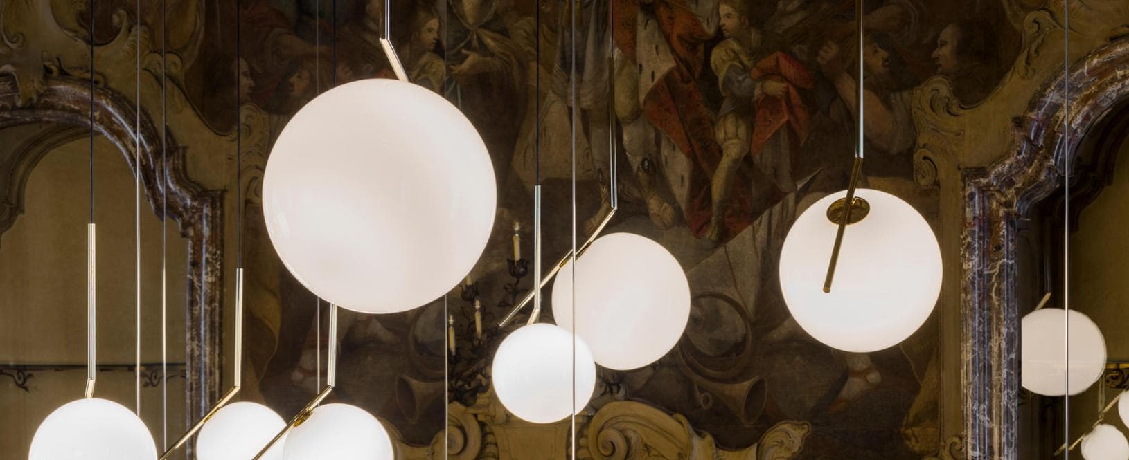 Flos festeggia i 10 anni della lampada IC con una versione maxi in oro 1