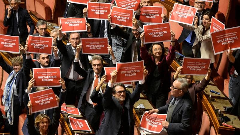 Manovra, cartelli e proteste dell’opposizione al Senato: “Promesse tradite, è un vicolo cieco” 1