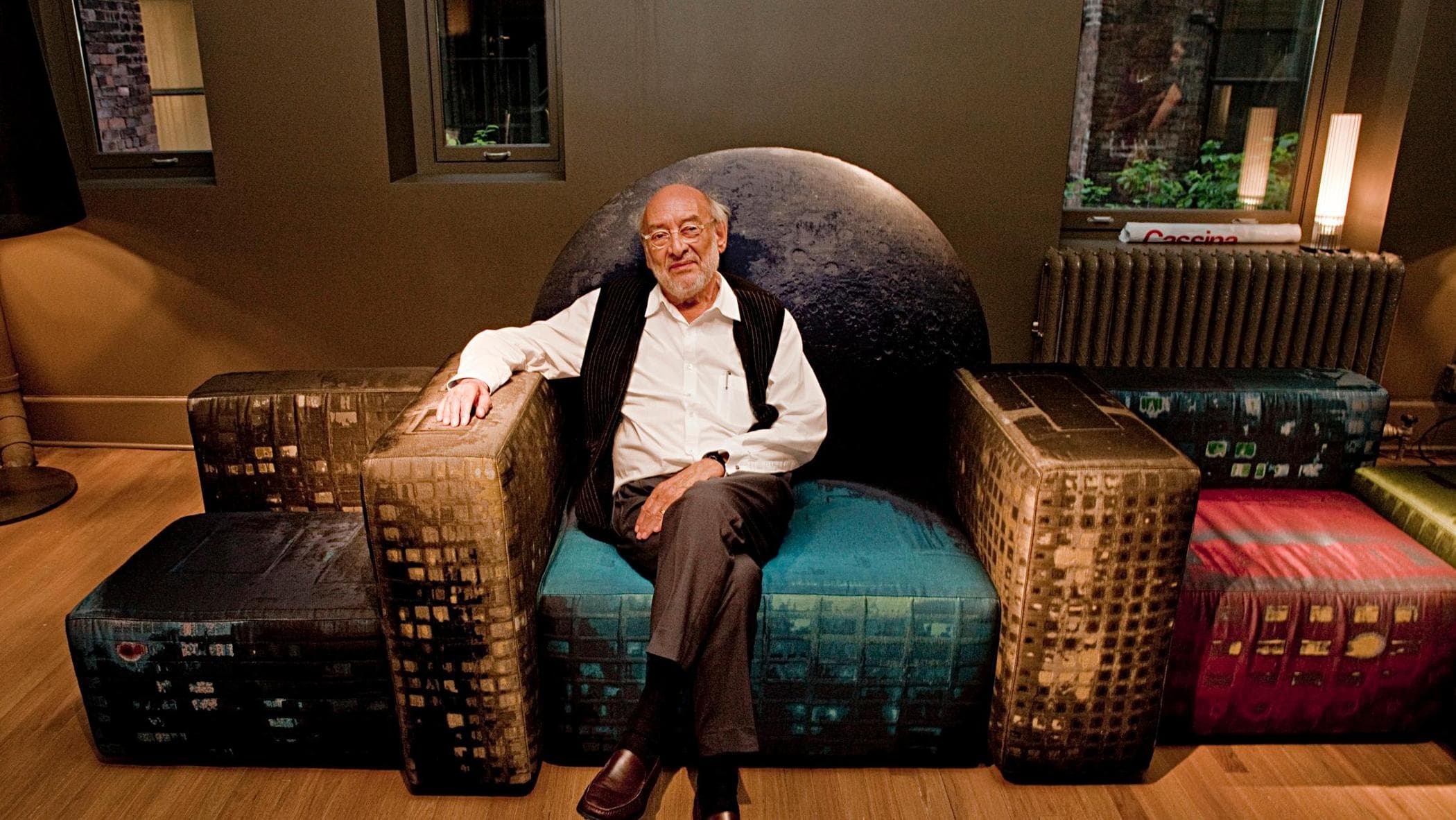 Medaglia d’oro a Gaetano Pesce durante la Settimana del design 1