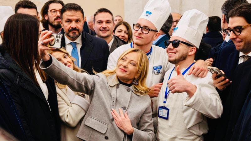 Meloni e gli auguri agli eletti FdI: “Anno tosto, il 2026 sarà peggio” 1