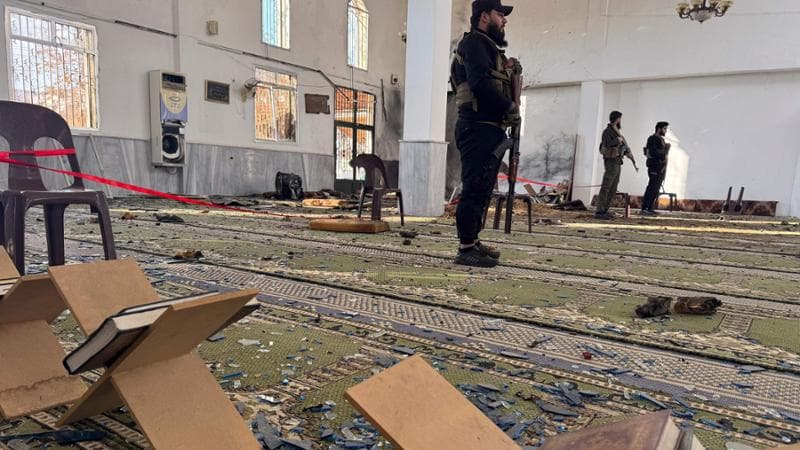 Siria, almeno 8 morti in un attentato a una moschea di Homs: “Tentativo di destabilizzare il Paese” 1