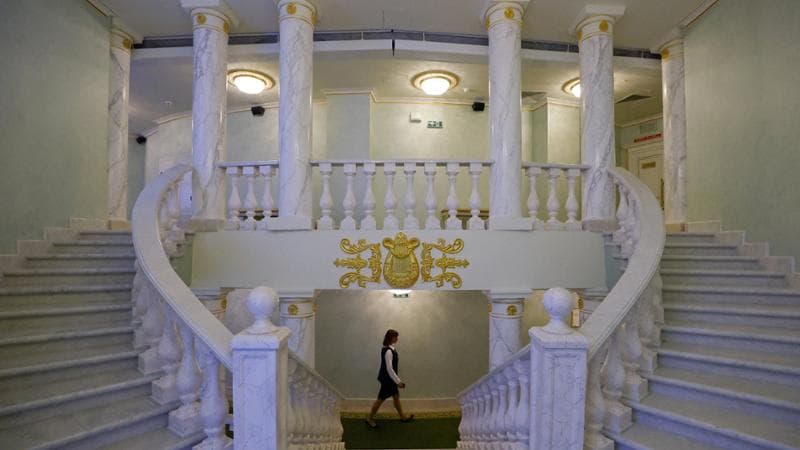 Tra le macerie, riapre il teatro di Mariupol: bombardato nel 2022, vi morirono almeno 12 persone 1