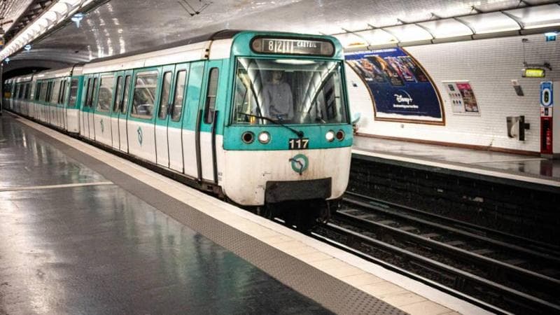 Tre donne accoltellate da un uomo nella metro di Parigi. “Si esclude la pista del terrorismo” 1