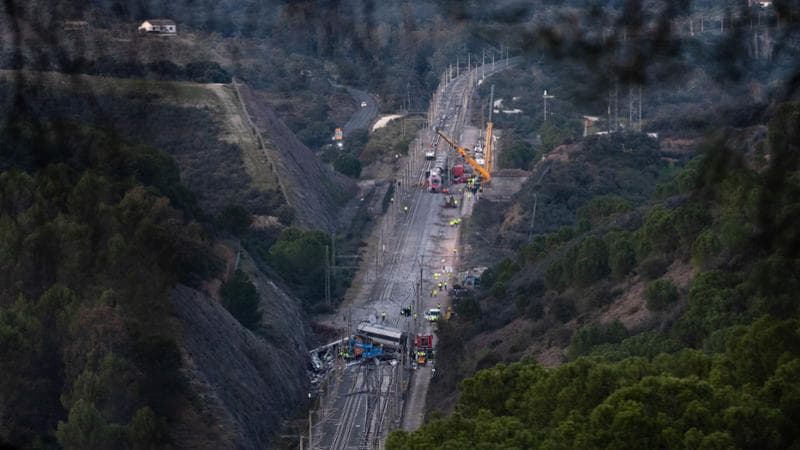 Adamuz, la telefonata del macchinista del treno deragliato: “C’è stato un impatto, fermate tutto” 1