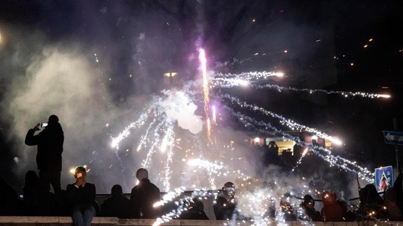Capodanno di feriti e incendi: 57 casi a Napoli, un morto a Roma. Centinaia gli interventi 1