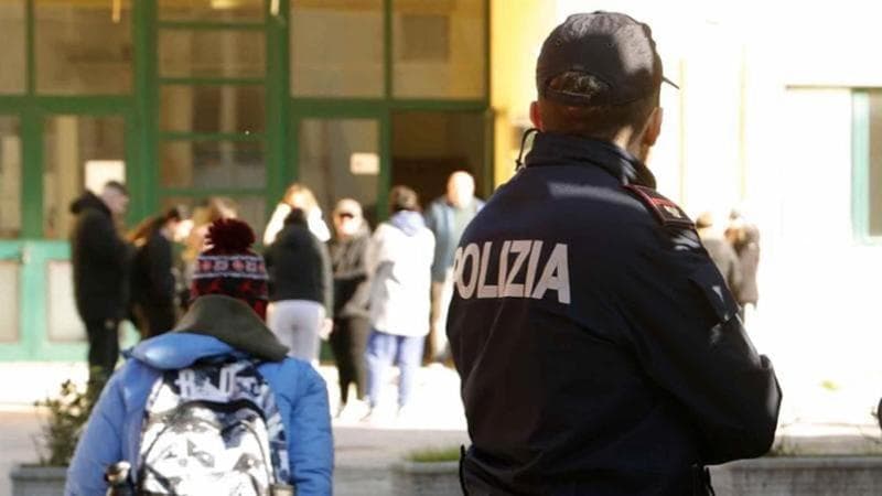 Coltelli nelle scuole, Piantedosi: “Istituita una direttiva per i dirigenti scolastici riguardo all'installazione di metal detector, anche in modo imprevisto” 1