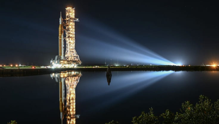 È cominciato il viaggio lento e solenne dell’enorme razzo che ci riporterà sulla Luna 1