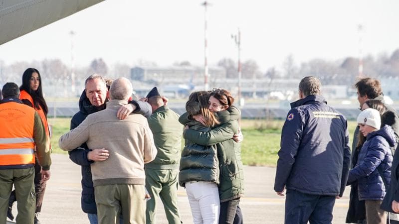 Crans-Montana, abbracci e lacrime l’ultimo viaggio dei ragazzi italiani 1