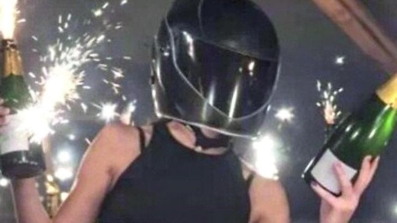 Crans-Montana, la famiglia difende la cameriera con il casco: “Cyane non ha colpe” 1