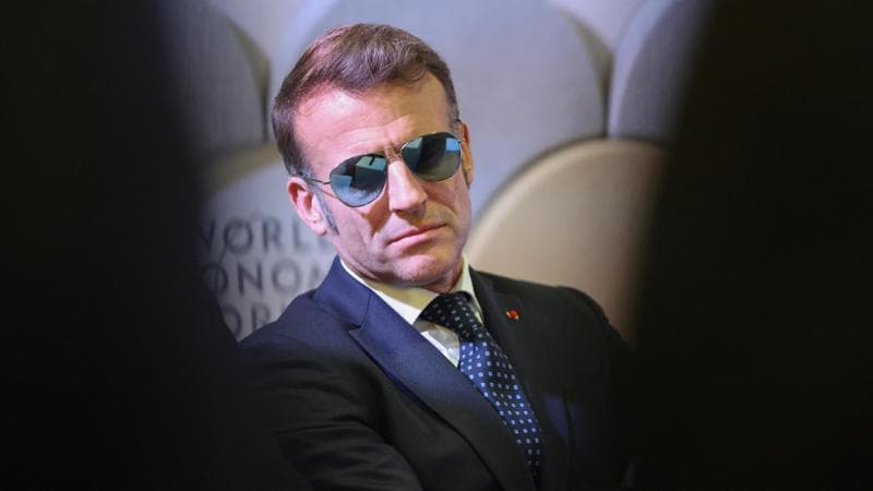 Davos 2026, ecco perché Macron indossa gli occhiali da sole anche al chiuso 1