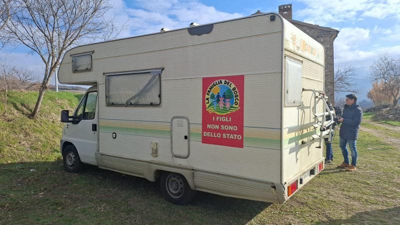 Famiglia nel bosco: assente il traduttore, rinviata la perizia. Nathan: “Siamo devastati” 1