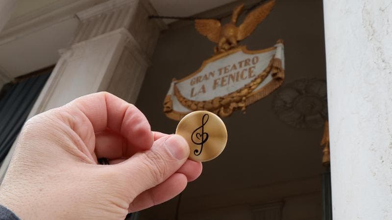 Fenice, anche Michele Mariotti, il direttore del concerto di Capodanno, indossa la spilla anti-Venezi 1