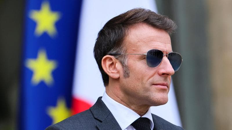 Francia, Macron proibisce l'accesso ai social media ai minorenni di 15 anni: “La mente dei nostri ragazzi non è commerciabile” 1