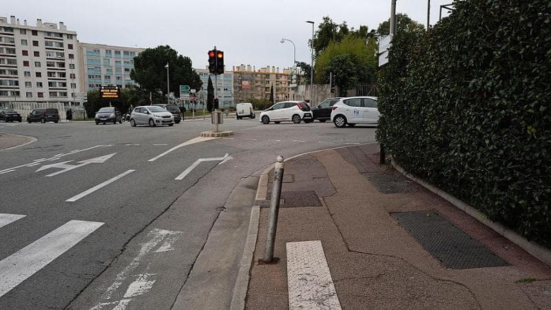 Giovane di 23 anni assassinata con colpi di pistola in auto a Nizza: la figlia di sei mesi rimane illesa accanto a lei. 1