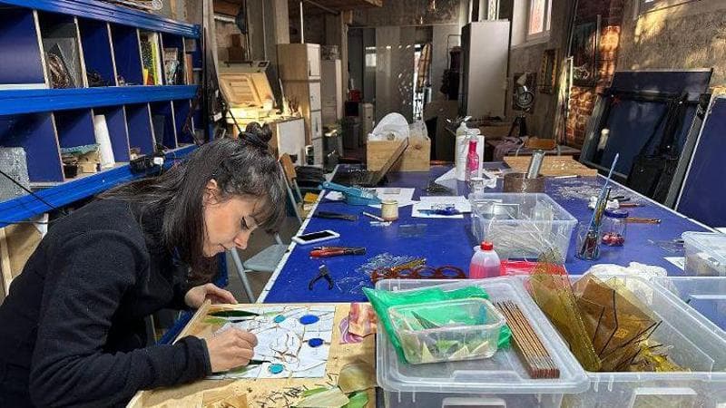 Gli ultimi artigiani, la maestra del vetro: “Una sfida continua, siamo rimasti in pochi” 1