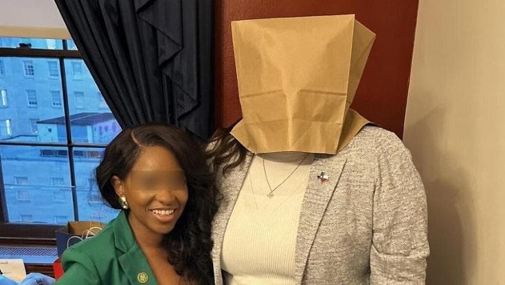 “Grok, metti una busta di carta in testa alla più brutta”: il giudizio dell’IA è un pericolo 1