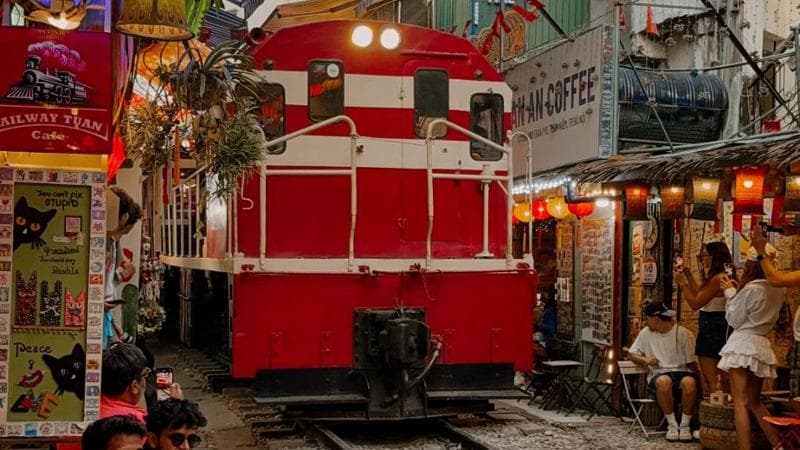 Hanoi vuole fermare i convogli su Train Street: la strada vietnamita è un pericolo per turisti 1
