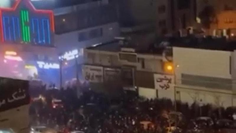 Iran: migliaia in piazza, bloccato internet. Trump: “Non so se è Pahlavi l’uomo giusto per il dopo” 1