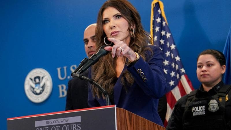 Kristi Noem, la "Barbie di Ghiaccio" che ha colpito il suo cane e ora è impegnata nella sorveglianza dei migranti negli Stati Uniti 1