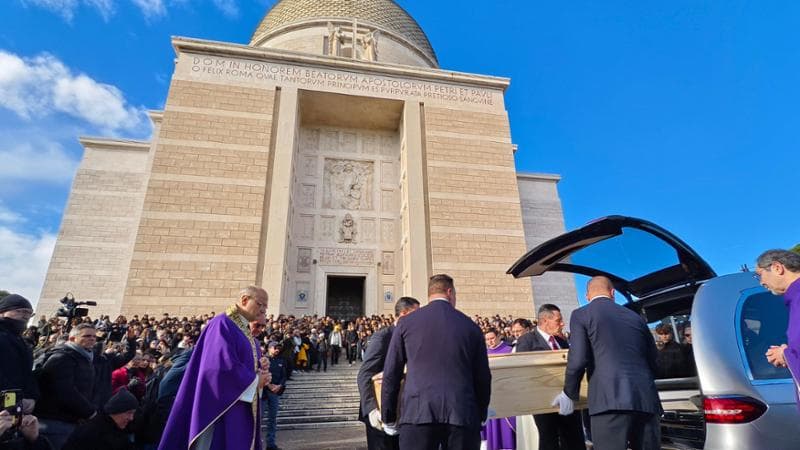 La chiesa gremita, i gigli e le rose “Riccardo, ci mancherai” 1