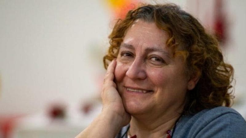 La famiglia nel bosco, la prima lezione della maestra Lidia: “I bambini capiscono l’italiano” 1