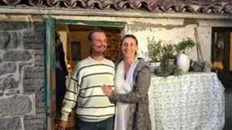 La famiglia nel bosco, prima lezione della maestra per i tre bambini: “Giochi e tanta pazienza” 1