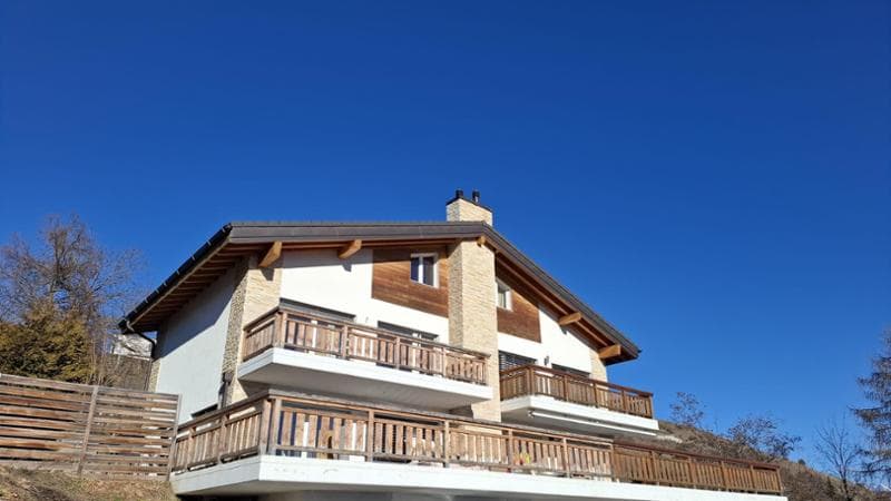 La misteriosa scalata dei Moretti: dai guai in Corsica ai locali vip 1