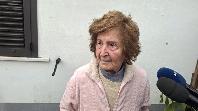 La residente accanto ai Carlomagno: “Ho udito le grida della sorella e ho compreso che si erano tolti la vita” 1