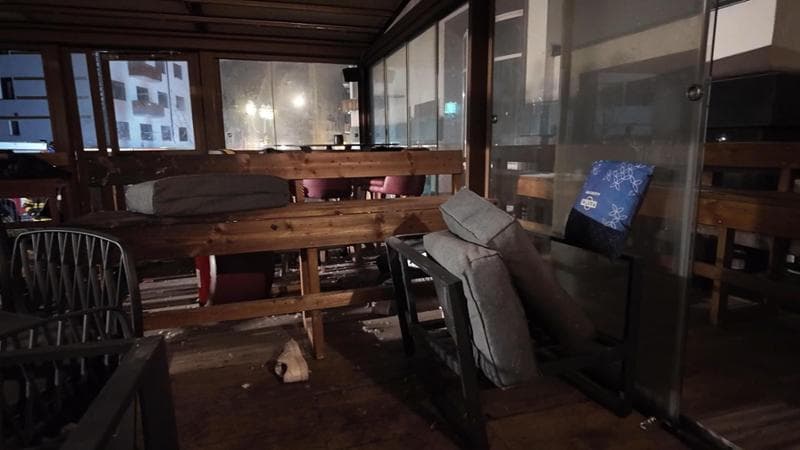 La scintilla partita dalle candele sulle bottiglie usate per il brindisi 1