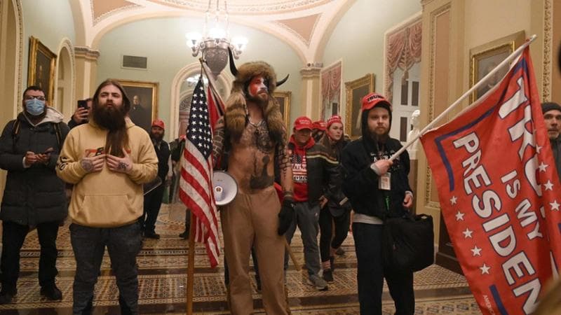 Lo sciamano dell’assalto al Campidoglio del 6 gennaio 2021 si dà alla politica e rompe con Trump 1