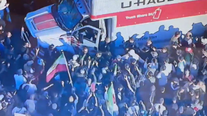 Los Angeles, camion travolge una folla di manifestanti riuniti per protestare sull’Iran 1