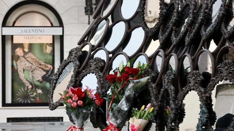 Omaggio a Valentino con le rose e l’inchino di Roma. Giammetti: “Questa è casa sua” 1