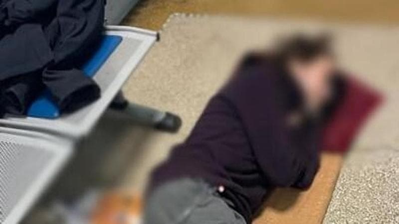 Otto ore d'attesa per una barella: deceduto l'uomo affetto da tumore costretto a sdraiarsi sul pavimento. 1