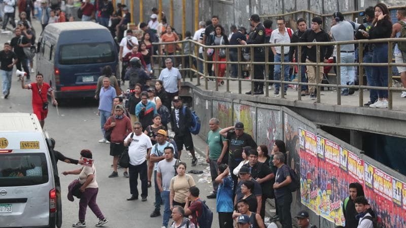 Perù, un decreto presidenziale vieta di viaggiare in due a bordo di una moto. C’entra la criminalità 1