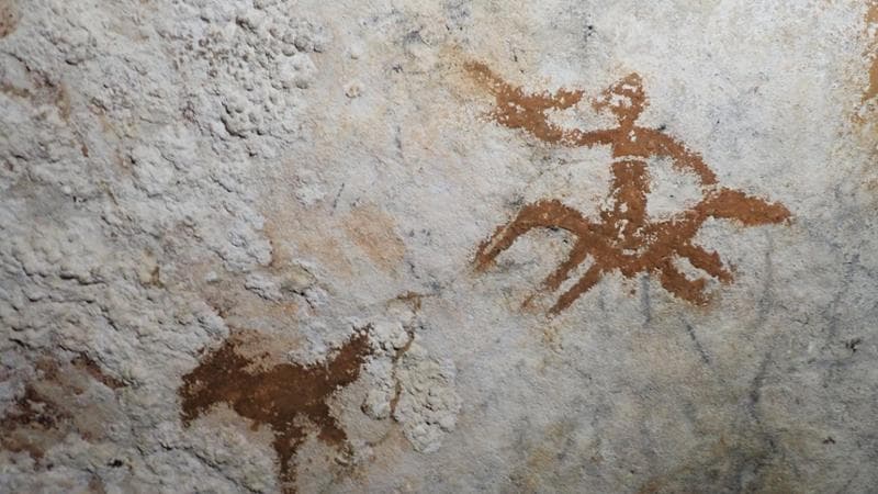 Rinvenuti i primi esempi di arte preistorica: una mano stilizzata risalente a 67.000 anni fa. 1
