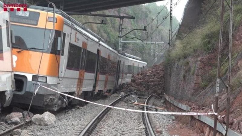Spagna, un muro di contenimento cade su un treno vicino a Barcellona: morto il macchinista, almeno 20 feriti 1