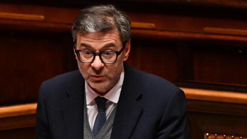 Spese militari, è scontro. Giorgetti: per aumentarle serve uno scostamento 1