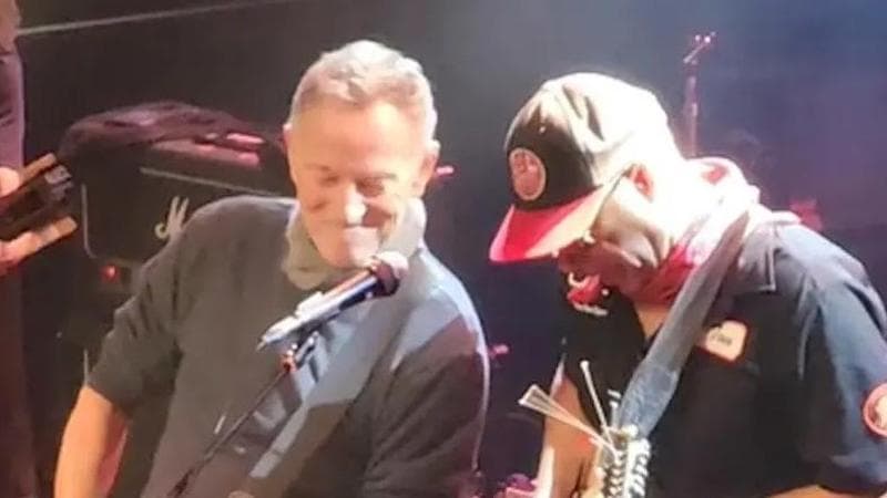 Springsteen si esibisce a Minneapolis contro l'Ice: sulla chitarra la frase “Arrest the president” 1