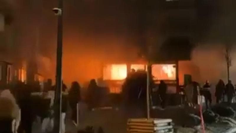 Svizzera, esplosione in un bar nella stazione sciistica di lusso Crans-Montana: ci sono morti e feriti. “Grave disastro” 1