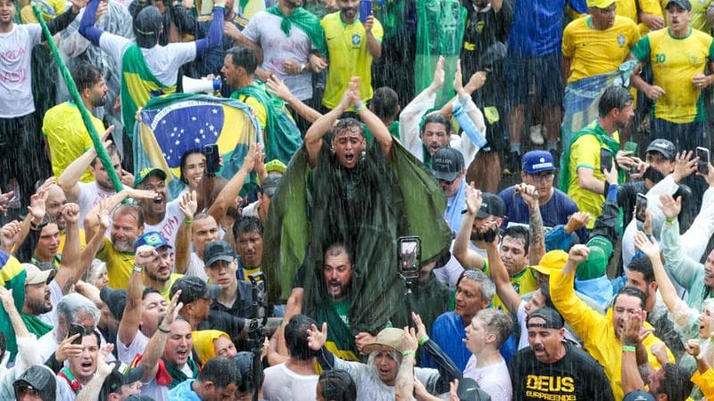 Un fulmine colpisce il corteo a favore di Bolsonaro a Brasilia, 72 feriti. 1