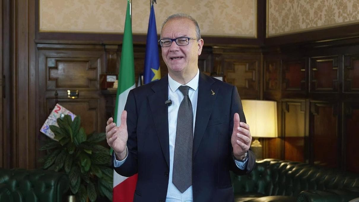 Valditara e il galateo del tricolore a scuola: “Esponetelo, ma se è sbiadito va cambiato” 1