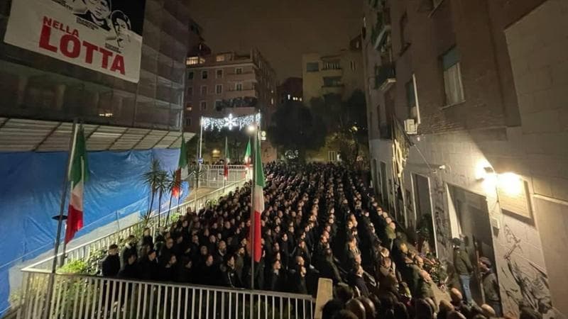 Acca Larentia, il gesto delle braccia aperte richiama esplicitamente ideologie di odio e violenza. 1