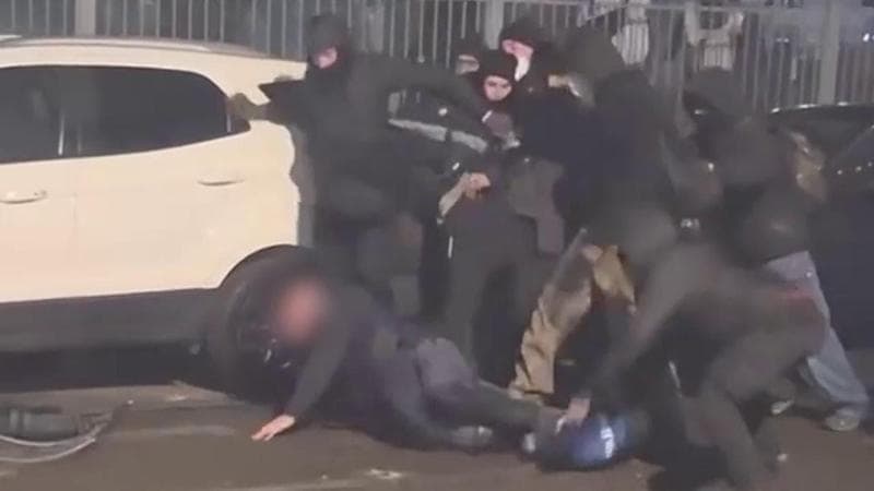 Alessandro Calista, il agente di polizia aggredito a Torino: “Ero solo tra i black bloc, senza elmetto mi sentivo spaventato” 1