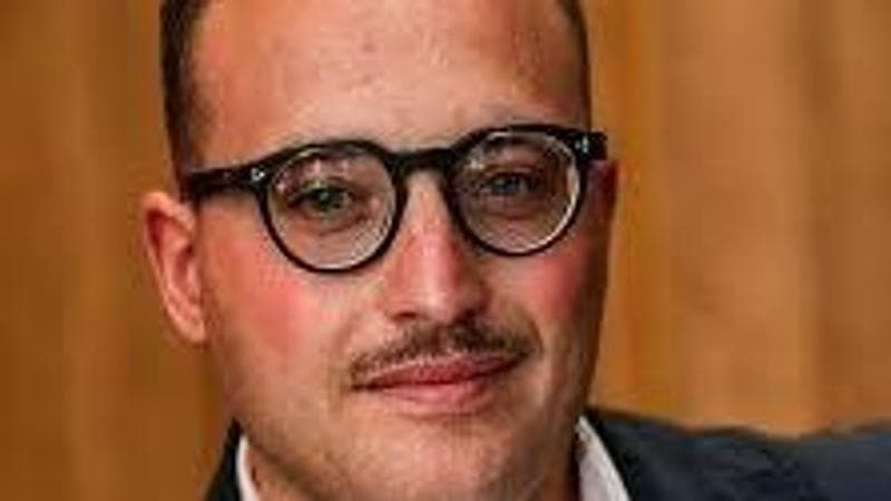 Bolzano, l'ex presidente indagato per maltrattamenti rientra in consiglio: protesta la sinistra. 1