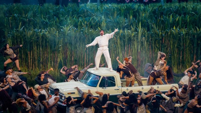 Chi è Bad Bunny, il rapper che al Super Bowl ha celebrato il sogno americano dei migranti 1