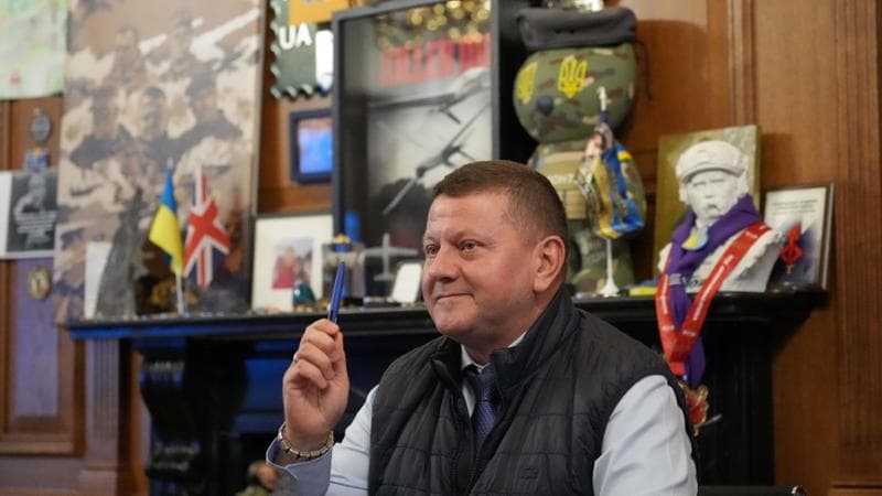 Confronto tra Zelensky e Zaluzhnyi, l'ex comandante delle forze armate svela la divisione con il presidente ucraino. 1