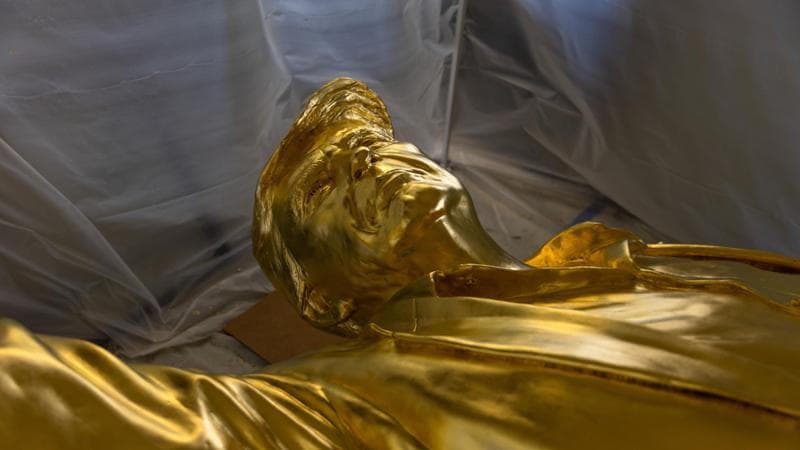 “Don Colossus”, una scultura dorata del presidente Trump è in attesa di essere esposta. 1