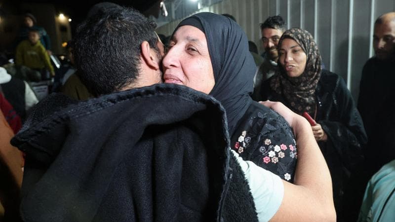 Donne con gli occhi coperti e ammanettate al confine di Rafah: l'umiliazione dell'IDF per chi rientra a Gaza. 1